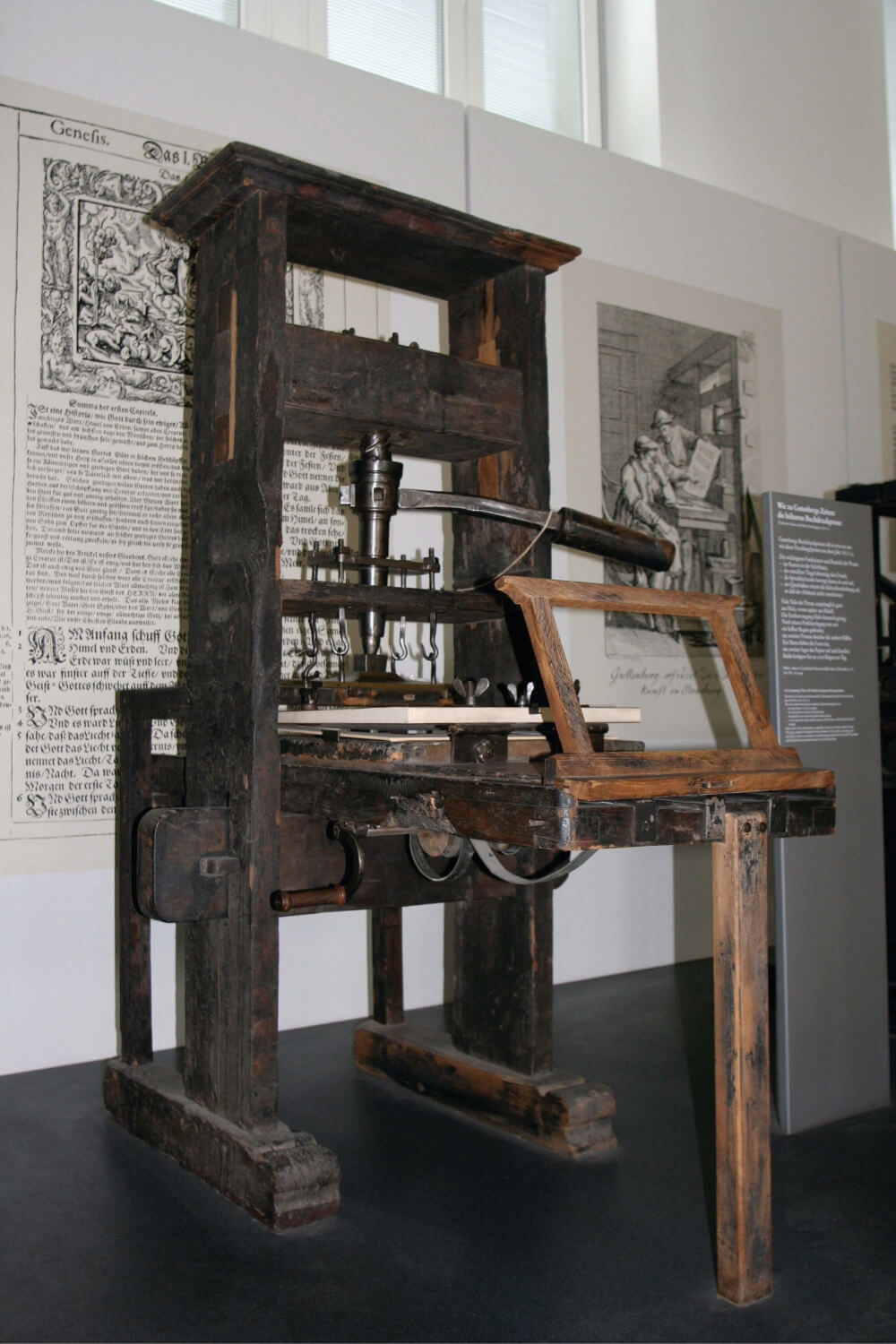 A prensa de tipos móveis foi inventada pelo alemão Johannes Gutenberg por volta de 1450.